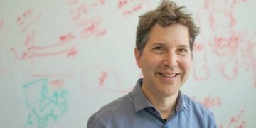 من هو ديفيد بيكر الحاصل على جائزة نوبل للكيمياء هذا العام؟