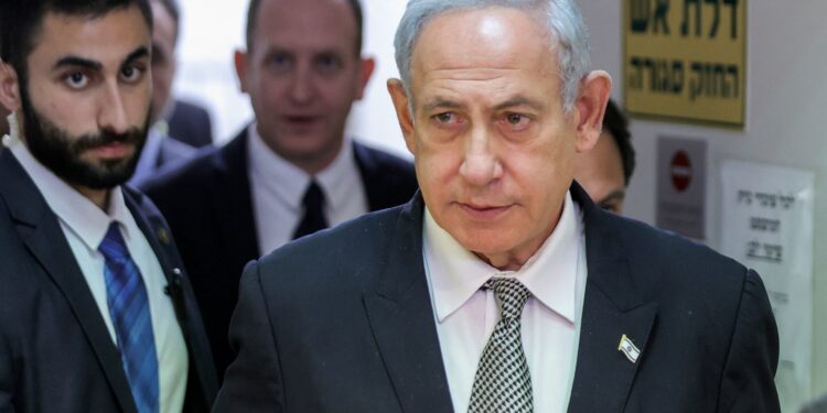 معاريف: نتنياهو يريد استمرار الحرب لتجنب المحاكمة في ديسمبر