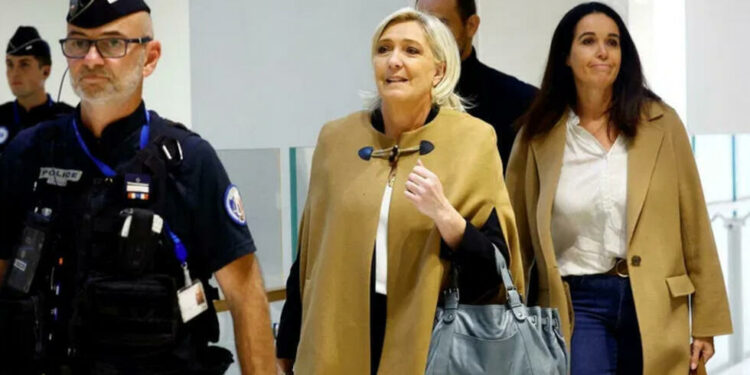 زعيمة اليمين المتطرف الفرنسي تدفع ببراءتها في قضية اختلاس أموال أوروبية
