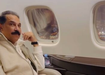 عاد على كرسي متحرك.. عبدالله الرويشد يصل الكويت محاطا بمحبيه