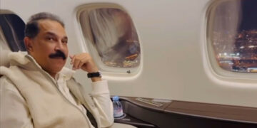 عاد على كرسي متحرك.. عبدالله الرويشد يصل الكويت محاطا بمحبيه