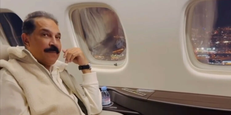 عاد على كرسي متحرك.. عبدالله الرويشد يصل الكويت محاطا بمحبيه