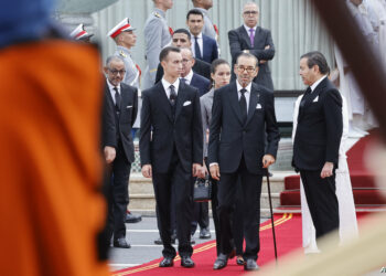 الرئيس ماكرون في زيارة رسمية للمغرب بعد سنوات من التوتروالملك محمد السادس وولي العهد في استقباله