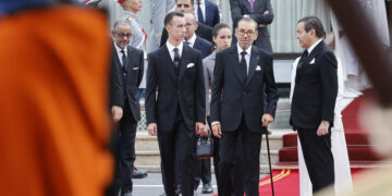 الرئيس ماكرون في زيارة رسمية للمغرب بعد سنوات من التوتروالملك محمد السادس وولي العهد في استقباله