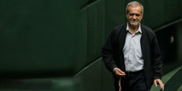 الرئيس الإيراني يُشيد بـ”الرد الحاسم” على العدوان الإسرائيلي و“تل أبيب” تتوعد بالرد