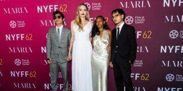 أنجلينا جولي تتألق مع ثلاثة من أبنائها على السجادة الحمراء في مهرجان نيويورك السينمائي