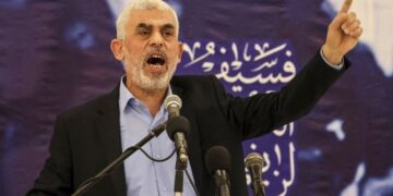 السنوار أبلغ المقربين منه بقراره الخروج للاستشهاد وأودع وصيّته