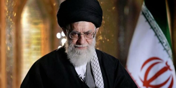 “نيويورك تايمز”: الحرس الثوري الإيراني أقنع خامنئي بضرب إسرائيل