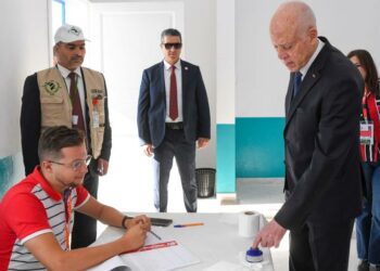 الرئيس التونسي يحتفل بتجديد ولايته قبل صدور النتائج الرسمية من الهيئة العليا للانتخابات في ظل مسار انتخابي غير شرعي