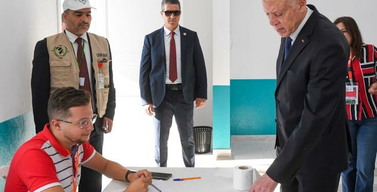 الرئيس التونسي يحتفل بتجديد ولايته قبل صدور النتائج الرسمية من الهيئة العليا للانتخابات في ظل مسار انتخابي غير شرعي