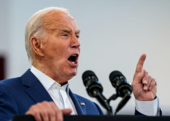 بايدن يأمر الجيش بمساعدة إسرائيل في صد الهجمات الصاروخية التي نفذتها إيران بأكثر من 400 صاروخ