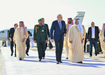 عشية “القمة”.. قادة دول عربية وإسلامية يتوافدون على السعودية