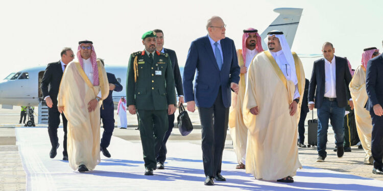 عشية “القمة”.. قادة دول عربية وإسلامية يتوافدون على السعودية