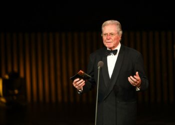 حسين فهمي: سعيد بتكريمي من جولدن جلوب وحصولي على جائزة عمر الشريف