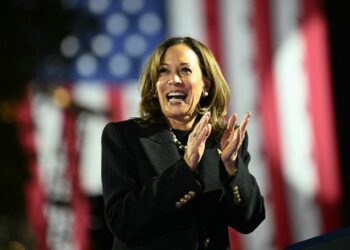 هاريس تدعو مؤيديها في خطاب الإقرار بالهزيمة الانتخابية لتقبل النتائج و”مواصلة الكفاح” وتتعهد بانتقال سلمي للسلطة