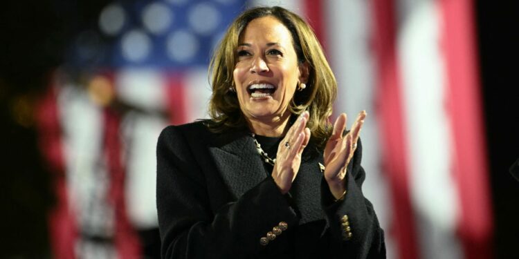 هاريس تدعو مؤيديها في خطاب الإقرار بالهزيمة الانتخابية لتقبل النتائج و”مواصلة الكفاح” وتتعهد بانتقال سلمي للسلطة