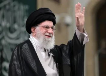 خامنئي يهدد بالرد على أي هجوم ضد إيران أو حلفائها: “على أمريكا وإسرائيل أن تعلما أنهما ستتلقيان بالتأكيد ردًّا قاسيًا”