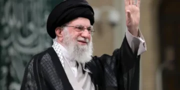 خامنئي يهدد بالرد على أي هجوم ضد إيران أو حلفائها: “على أمريكا وإسرائيل أن تعلما أنهما ستتلقيان بالتأكيد ردًّا قاسيًا”