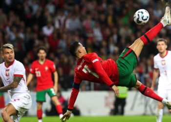 رونالدو يسجل هدفا أسطوريا في شباك بولندا بضربة مقصية