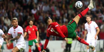 رونالدو يسجل هدفا أسطوريا في شباك بولندا بضربة مقصية