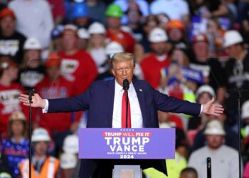 أسهم وول ستريت تبلغ مستويات قياسية والدولار يرتفع مع فوز ترامب