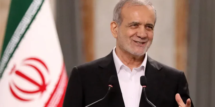 الرئيس الإيراني يؤكد أن فوز ترامب “لا يُغيّر شيئًا” بالنسبة للجمهورية الإسلامية وأولويّتها هي تطوير العلاقات مع الجيران والدول الإسلامية