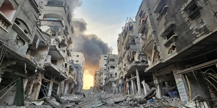 ما يجري “جريمة حرب وتطهير عرقي”.. “هيومن رايتس” تتهم إسرائيل بـ”تهجير قسري” للسكان في غزة وتناشد العالم للتحرك