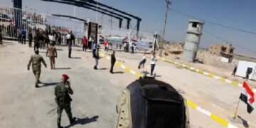 العراق يعلن أنه باشر بإعادة الجنود السوريين الفارّين قبل سقوط الأسد عن طريق البرّ بعد تنسيق العمل مع حكام سوريا الجدد