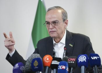 رئيس الائتلاف السوري: لم نلتق الشرع وسنعود إلى سوريا