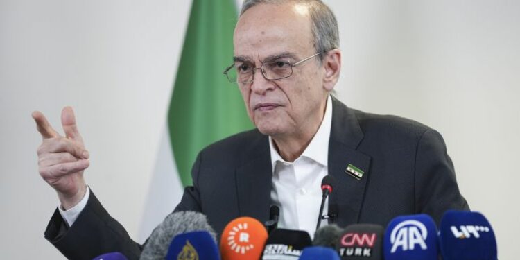 رئيس الائتلاف السوري: لم نلتق الشرع وسنعود إلى سوريا