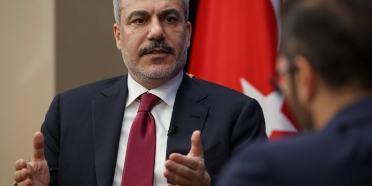 فيدان يدعو لإزالة “هيئة تحرير الشام” من قوائم الإرهاب ويرد على ترامب