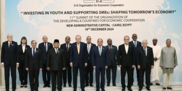 قمة مجموعة الثماني الإسلامية تبدأ أعمالها في القاهرة