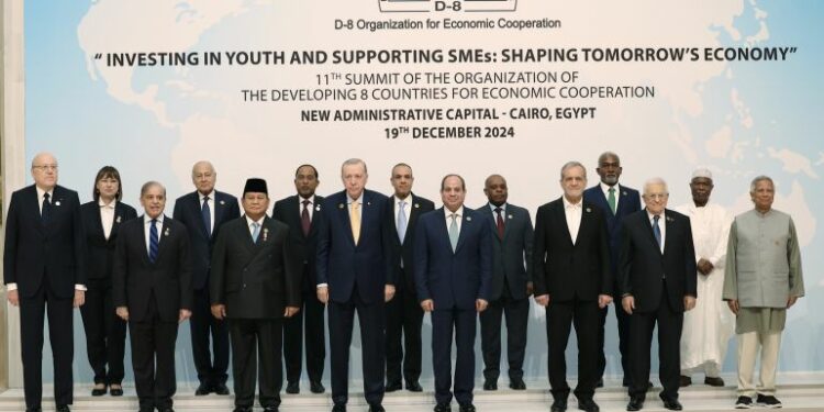 قمة مجموعة الثماني الإسلامية تبدأ أعمالها في القاهرة