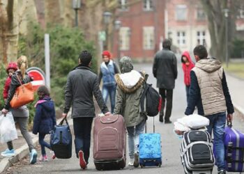 دولتان تعلقان طلبات لجوء السوريين.. وحديث عن “ترحيل”