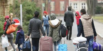 دولتان تعلقان طلبات لجوء السوريين.. وحديث عن “ترحيل”