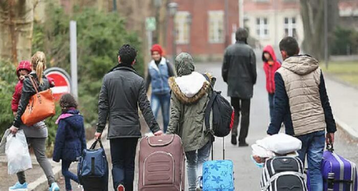 دولتان تعلقان طلبات لجوء السوريين.. وحديث عن “ترحيل”