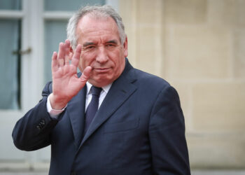 ماكرون يعين حليفا مخضرما من تيار الوسط رئيسا للوزراء