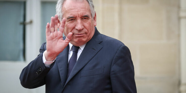 ماكرون يعين حليفا مخضرما من تيار الوسط رئيسا للوزراء