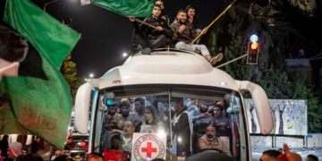 اسرائيل تشترط إبعاد أسرى فلسطينيين عن الضفة الغربية وحماس قد توقف المفاوضات بأي لحظة