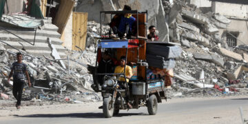 “فايننشال تايمز”: الغزيون يعودون إلى لا شيء في قطاع غزة!