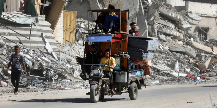 “فايننشال تايمز”: الغزيون يعودون إلى لا شيء في قطاع غزة!