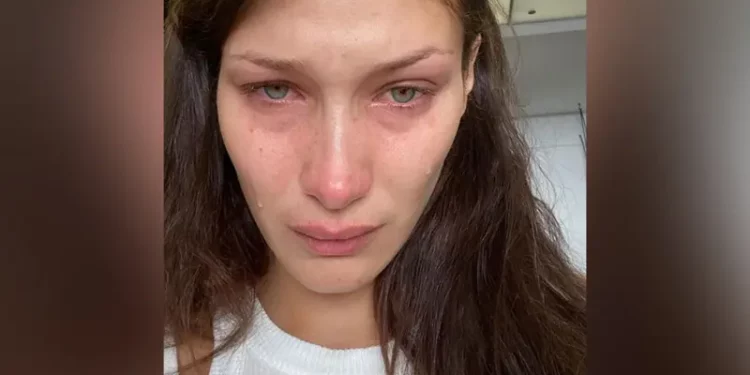 بيلا حديد تنهار بالبكاء بعد احتراق منزل طفولتها في لوس انجلوس