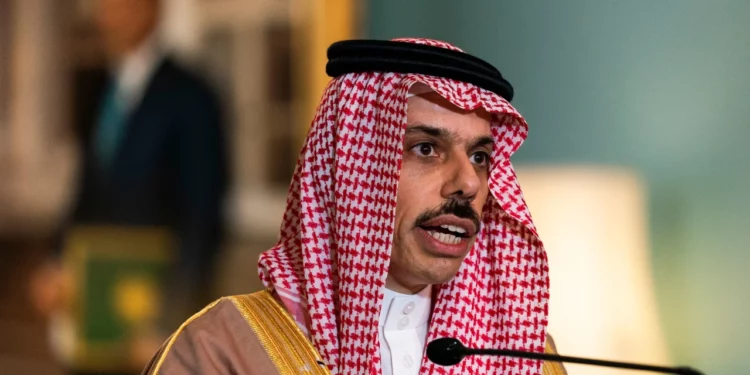 خلال زيارة هي الأولى من نوعها منذ 15 عاما.. وزير الخارجية السعودي يعرب عن “الثقة” بقيادة لبنان الجديدة للقيام بإصلاحات