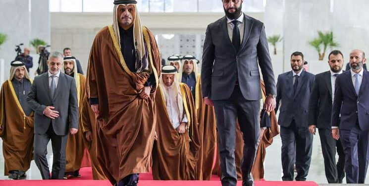 أول زيارة بعد سقوط النظام السوري السابق.. رئيس وزراء قطر يلتقي الشرع بدمشق ويؤكد: نحن على أبواب مرحلة جديدة في تاريخ سوريا وقطر تمد يدها للسوريين