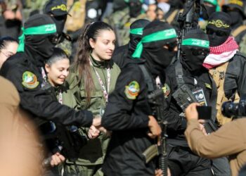 المجندات الإسرائيليات المفرج عنهن يوجهن رسالة شكر بالعربية إلى “القسام” على حسن المعاملة وعلى الحفاظ على حياتهن رغم القصف الإسرائيلي العنيف ويكذبن مزاعم إسرائيلية بتعاطي المنشطات ليبدون سعداء قبل إطلاق سراحهن