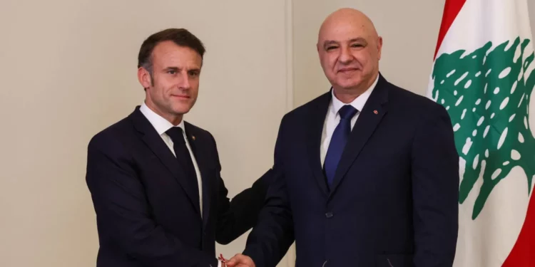 ماكرون يدعو من بيروت إلى الإسراع في تنفيذ اتفاق وقف اطلاق النار بين حزب الله وإسرائيل ويعلن عن مؤتمر دولي قريب في باريس حول “إعادة الإعمار” لبنان