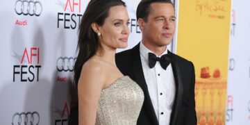 أنجلينا جولي تنهي رحلة طلاقها من براد بيت..وتعلق: أكره المخادعين