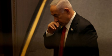 نتنياهو يغادر المستشفى لإخماد أزمة تهدد ائتلافه