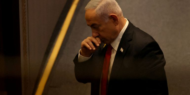 نتنياهو يغادر المستشفى لإخماد أزمة تهدد ائتلافه