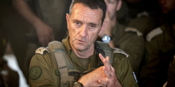 رئيس الأركان الإسرائيلي يعلن استقالته ويُقرّ بمسؤوليته عن “الفشل الفظيع”